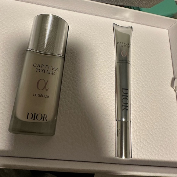 DIOR-“AROUND THE WORLD” VANITY CASE/HAND TOWELS/CAPTURE TOTALE HYALUSHOT & CREAM - Picture 14 of 16